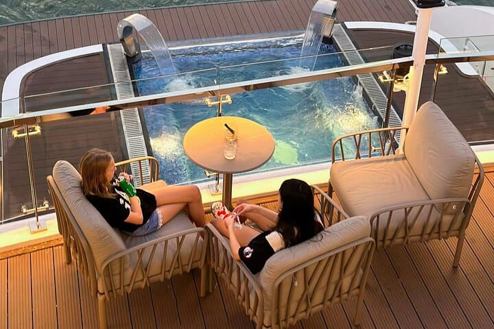 Sunset Luxury Yacht Dinner in Ha Long Bay – Halong City Night Views photo 2