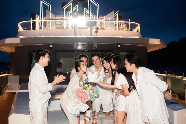 Sunset Luxury Yacht Dinner in Ha Long Bay – Halong City Night Views photo 4
