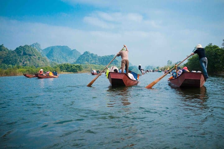 Perfume Pagoda Full-Day Guided Tour from Hanoi: Boat Ride, Huong Tich Cave & Countryside photo 3