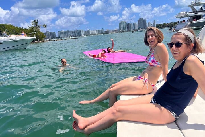 Luxury Yacht Cruise on Biscayne Bay: Sandbars, Skyline, and Miami Marine Life photo 4