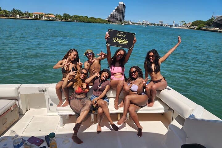 Miami Beach Luxury Yacht Tour: Biscayne Bay Cruise with Captain, Champagne, and Sandbar Time photo 5