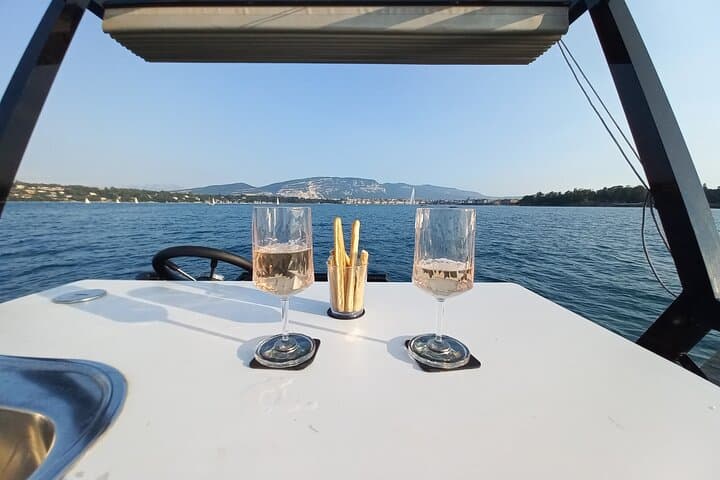 Private Lake Geneva Cruise with Aperitif — 90-Minute Geneva Boat Tour photo 3