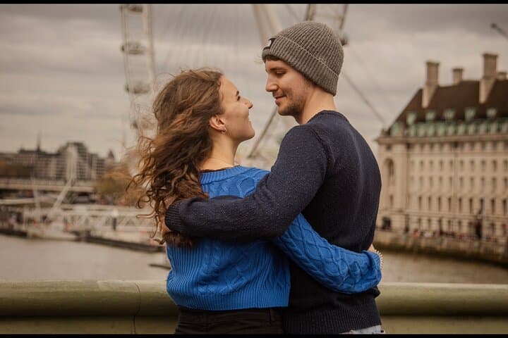 London Private Couple Photoshoot: Iconic Backdrops & Expert Guidance photo 2