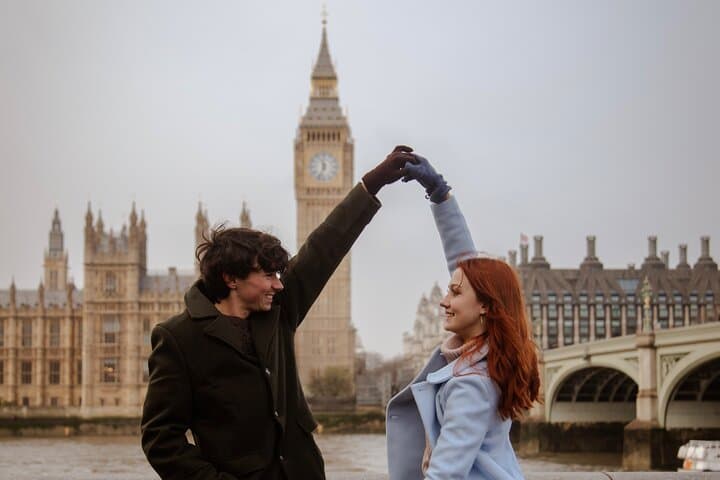London Private Couple Photoshoot: Iconic Backdrops & Expert Guidance
