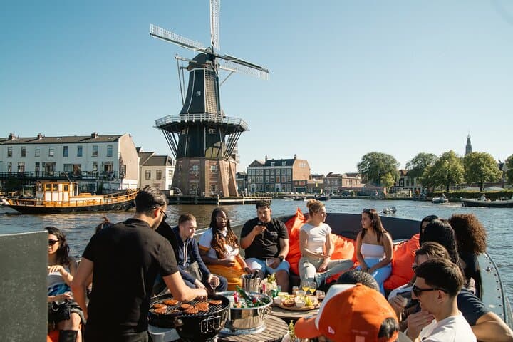 BBQ on Board Haarlem Canal Cruise: Evening BBQ Dinner with Unlimited Drinks
