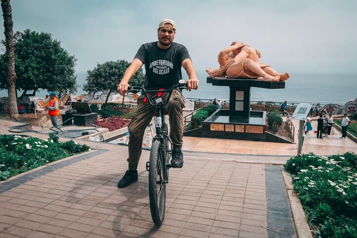 Cycling Miraflores: Private 3-Hour Bike Tour Along Lima’s Coast and Barranco photo 3