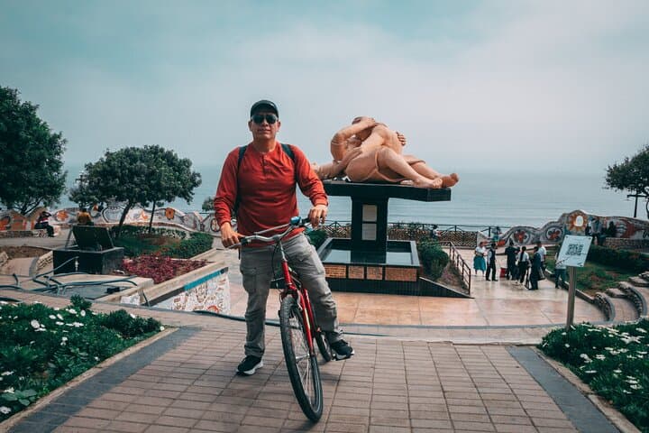 Cycling Miraflores: Private 3-Hour Bike Tour Along Lima’s Coast and Barranco photo 4