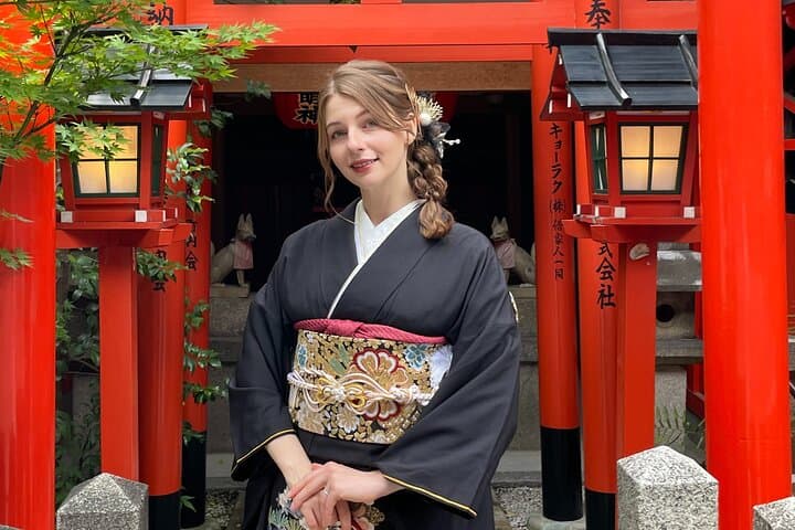 Kimono Rental in Asakusa: Dress for Kaminarimon and Walk Senso-ji photo 2