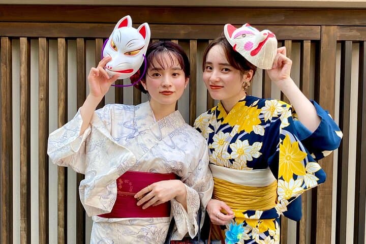 Kimono Rental in Asakusa: Dress for Kaminarimon and Walk Senso-ji photo 3