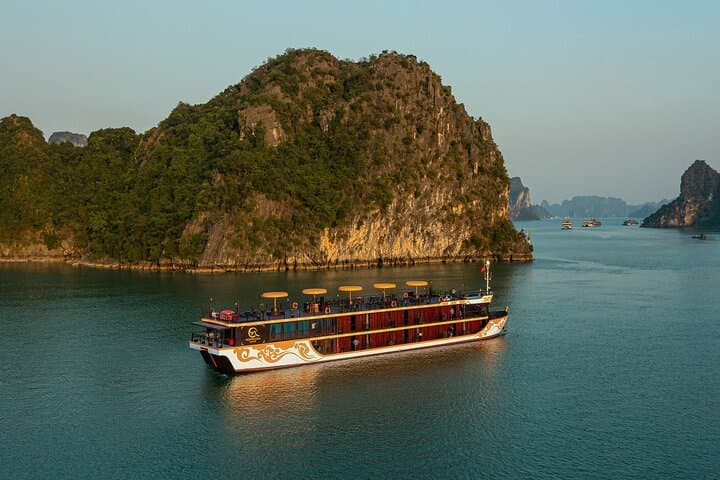 Icon Cruise Lan Ha Bay: 3-Day Halong Bay Overnight with Kayaking & Viet Hai Village