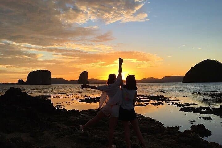 Phi Phi & 4-Island Sunset Speedboat Tour with Bioluminescent Plankton and BBQ photo 4