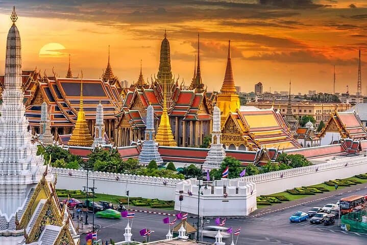 Private Bangkok Car Tour: Grand Palace, Wat Pho & Custom Sightseeing photo 2