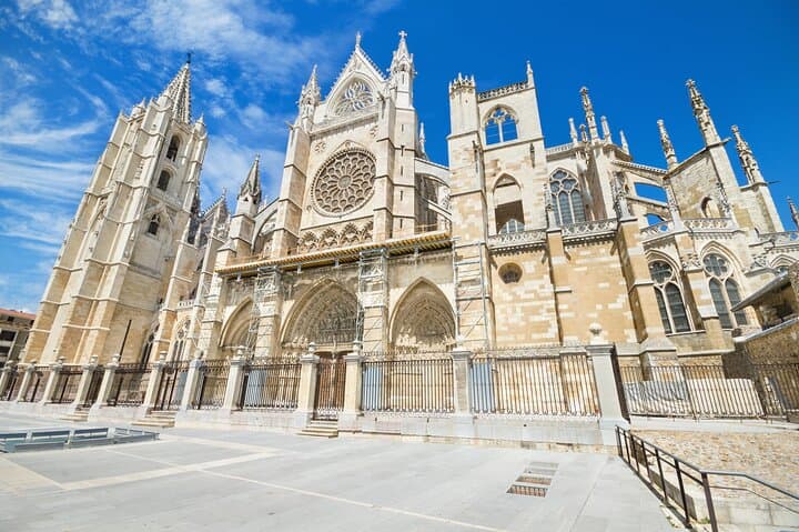 Kid-Friendly Carcassonne Private Guided Tour for Families photo 4