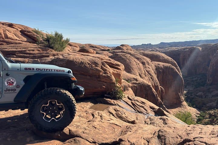 Moab Full-Day Private 4x4 Jeep Tour — Hell's Revenge, Gemini Bridges & Slickrock Trails
