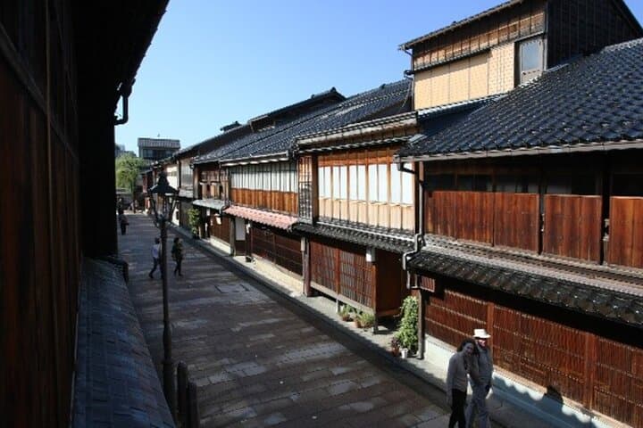Explore Kanazawa by E-Bike: Full-Day Cultural, Garden & Market Ride photo 3