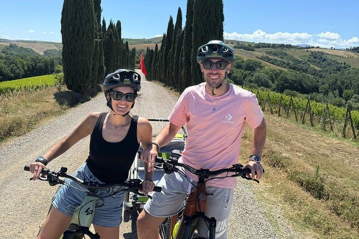 Private E-Bike Tour in Montalcino: Val d'Orcia E-Bike Experience with Wine Tasting