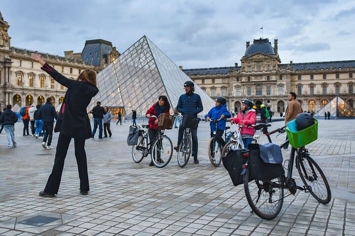 Seine Bike Tour: 3-Hour Paris Small-Group Ride Past Notre-Dame & Eiffel photo 3