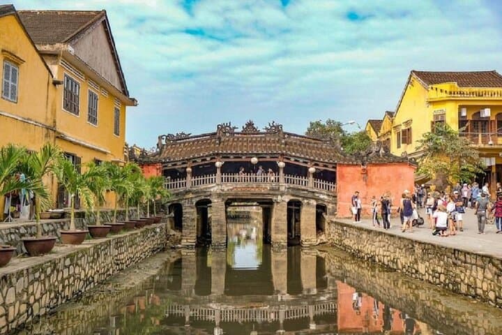 Hoi An Lantern Boat Tour: Old Town Walk, Japanese Bridge & River Lantern Release photo 6