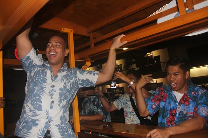 Kaka'ako Party Bike Bar Tour — Honolulu Craft Beer Crawl on a 15-Passenger Bike photo 5
