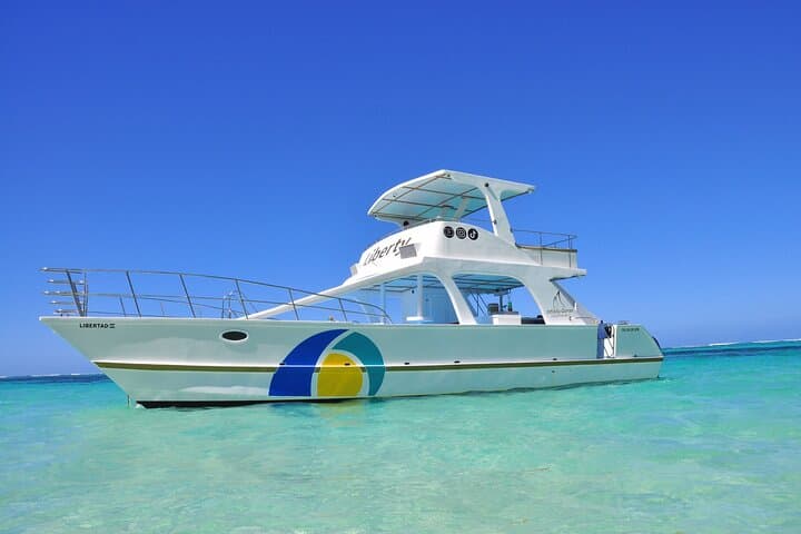 Punta Cana Catamaran Private Group Tour: Snorkel, Natural Pool & Cocktails