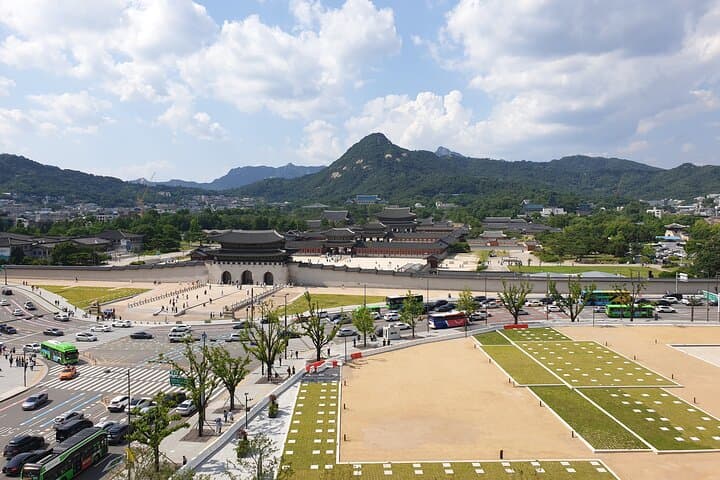Seoul History Walking Tour: City Hall, Palaces & Democracy Walk photo 2