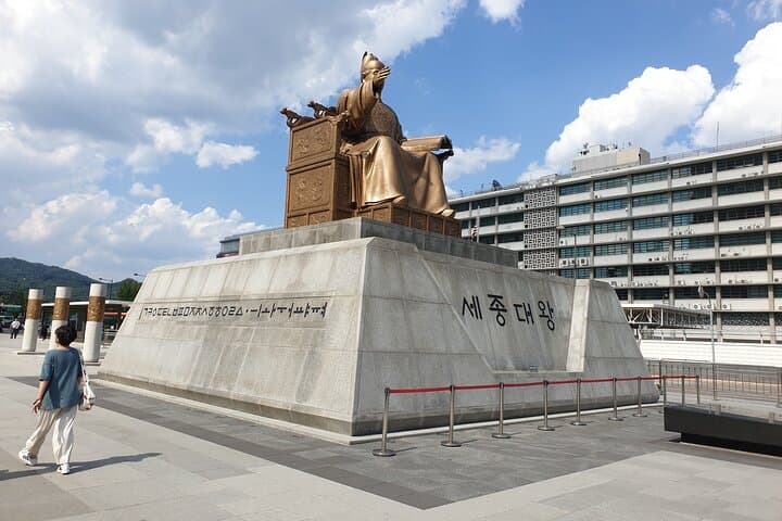 Seoul History Walking Tour: City Hall, Palaces & Democracy Walk photo 3