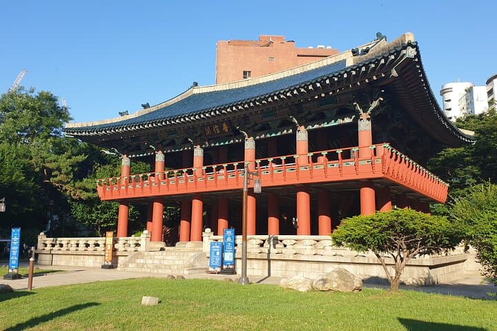 Seoul History Walking Tour: City Hall, Palaces & Democracy Walk photo 4