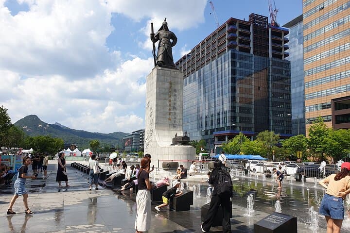 Seoul History Walking Tour: City Hall, Palaces & Democracy Walk photo 6