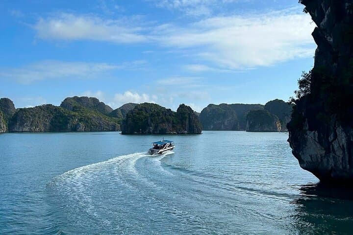 Private Canoe & Kayak Tour from Cat Ba to Lan Ha Bay and Viet Hai Village