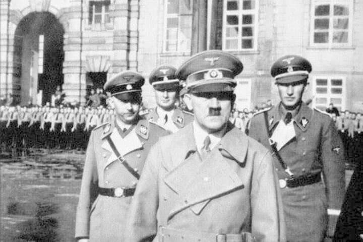 WWII Secrets of Prague: Small-Group Walking Tour & Crypt Visit