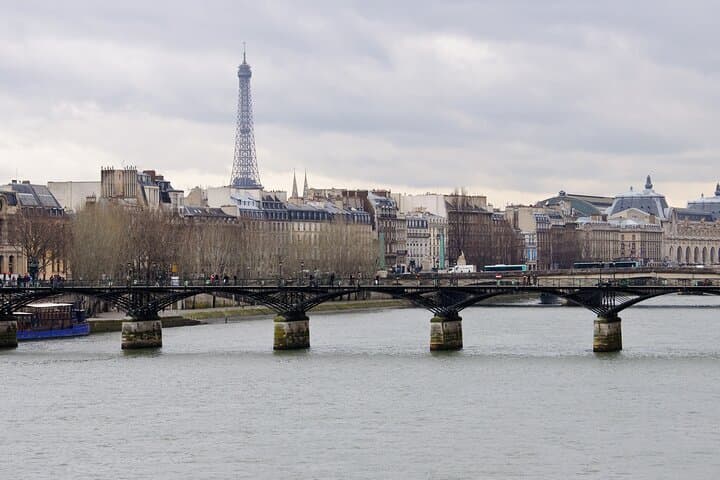 Private Paris Walking Tour: Notre-Dame to the Louvre in 2 Hours