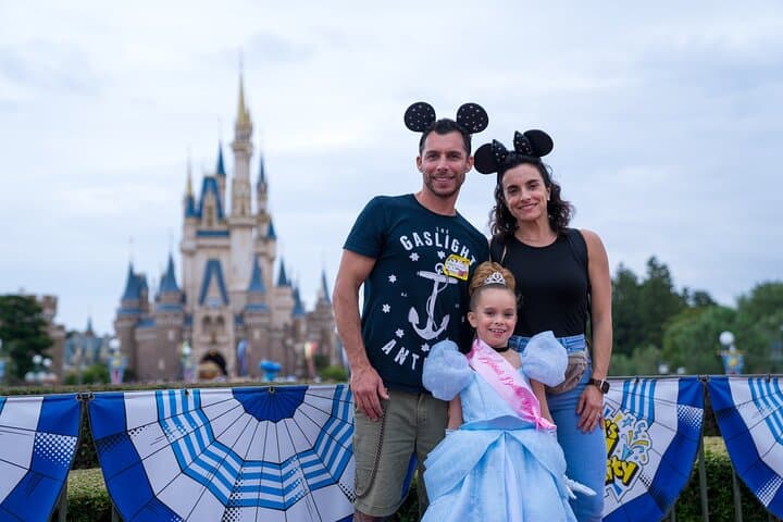 Full-Day Private Photographer Guide at Tokyo Disney: Tokyo Disneyland & DisneySea VIP Experience