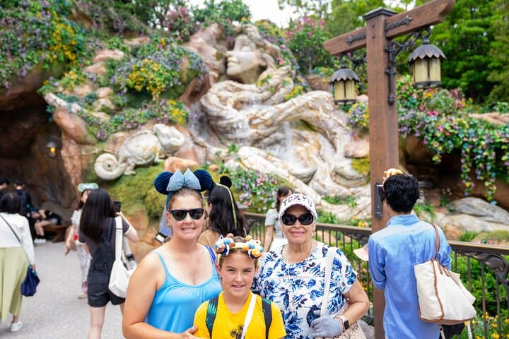 Full-Day Private Photographer Guide at Tokyo Disney: Tokyo Disneyland & DisneySea VIP Experience photo 4