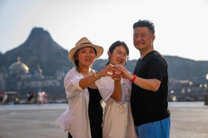 Full-Day Private Photographer Guide at Tokyo Disney: Tokyo Disneyland & DisneySea VIP Experience photo 2