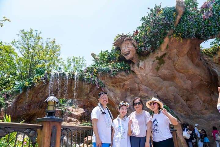 Full-Day Private Photographer Guide at Tokyo Disney: Tokyo Disneyland & DisneySea VIP Experience photo 5