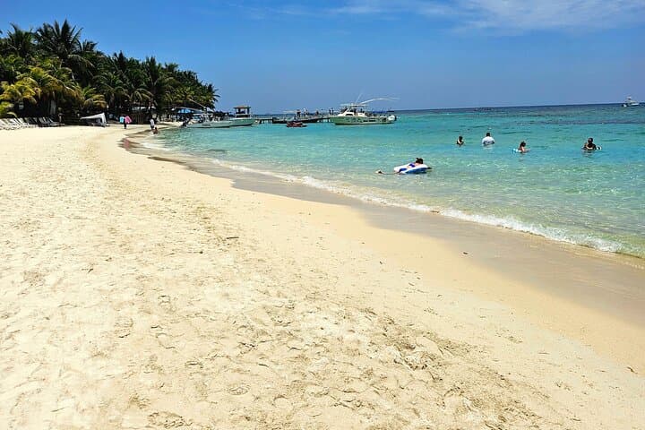West Bay Beach & Monkey and Sloth Sanctuary Day Tour — Roatán Beach and Wildlife Excursion photo 5