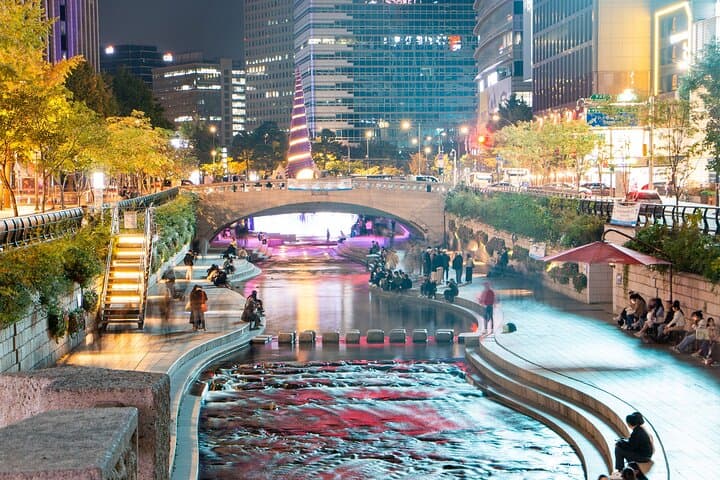 Cheonggyecheon Night Private Tour: Evening Walk Along Seoul’s Restored Stream