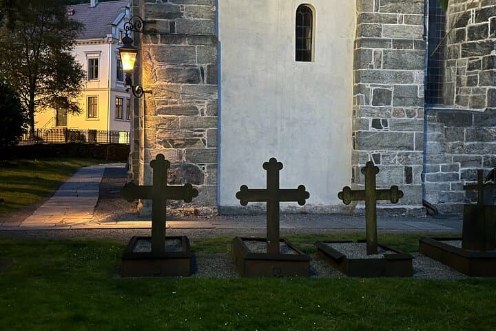 Bergen's Famous Ghosts: Self-Guided Audio Walking Tour of Historic Haunts