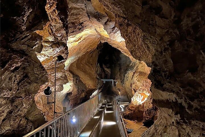 Day Trip to Danyang: Guinsa Temple, Bobaljae Maple Road & Ondal Film Set Cave photo 3