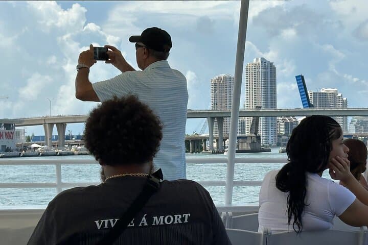 Miami South Beach Millionaire Homes Cruise — Bayside Sightseeing & Hard Rock Meal photo 2