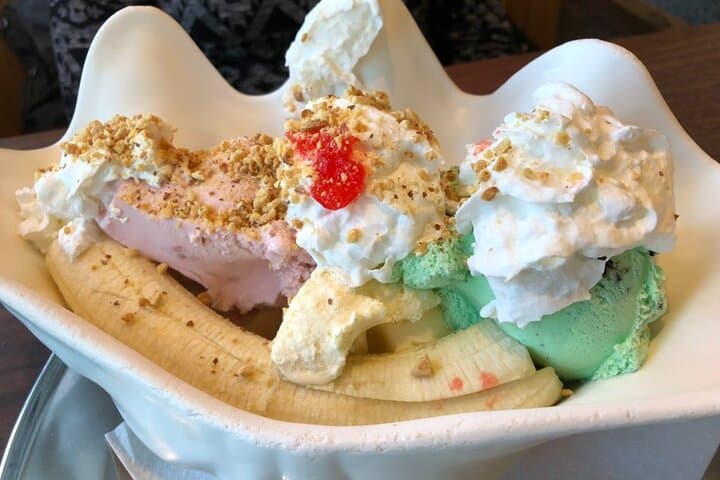 Bear Private Pedicab Food Tour Chicago — Deep Dish, Margie's Banana Split & Filming Sites photo 5