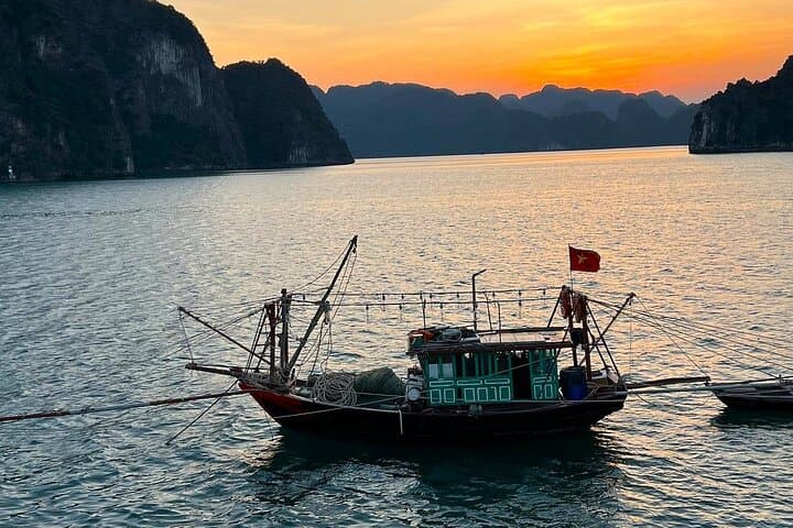 Lan Ha Bay Sunset Boat Tour from Cat Ba — Kayaking, Swimming & Floating Village photo 4
