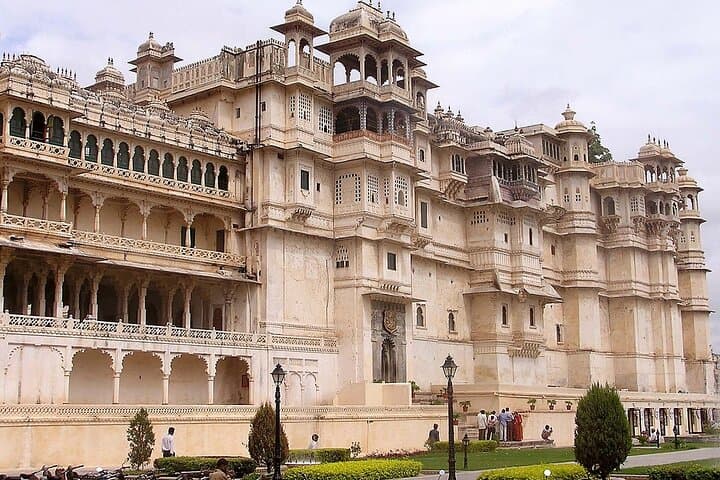 Full-Day Private Udaipur City Tour: Palaces, Lakes & Panoramas photo 4