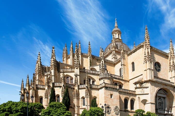 Segovia Day Trip: Guided Walking Tour from Madrid to Aqueduct, Alcázar & Cathedral