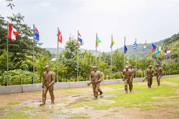DMZ Private Tour & Suspension Bridge: Visit Imjingak, Third Tunnel & Dora Observatory photo 4