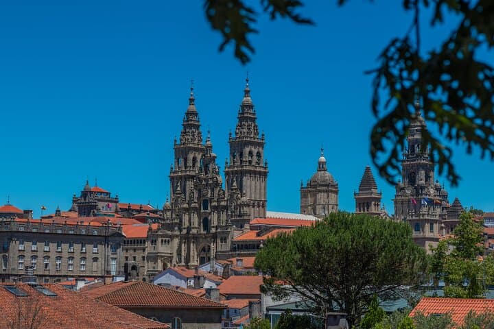 Cross-Border Pilgrimage: Santiago and Valença Full-Day Private Tour from Porto
