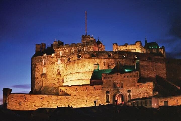 Royal Edinburgh Overnight by Rail from London: 2-Day Castle, Hop-On Bus & Rail Experience photo 2