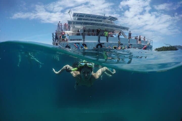 Búzios Catamaran Day Trip: Snorkel, Swim & Lunch from Rio de Janeiro