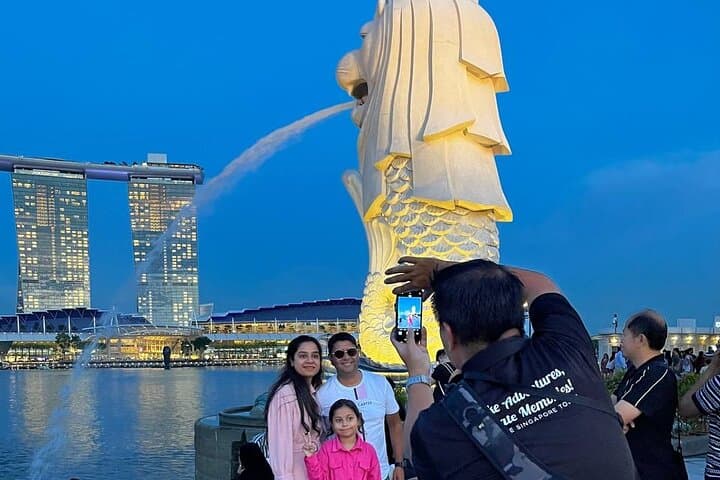 Magical Marina Bay Night Walking Tour — Singapore Skyline, Light Shows & Urban Icons photo 3