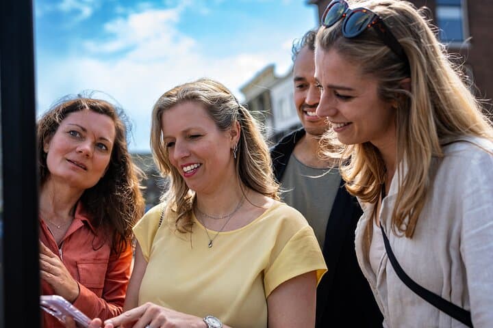 Self-Guided Outside Escape: Solve The Hague's Missing Constitution on a Walking Riddle Tour